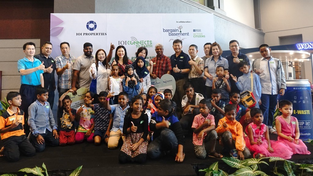 Yayasan Tan Sri Lee Shin Cheng executive director Datin Joanne Wong (back row, 6th left) with representatives from Persatuan Penduduk Bandar Puteri 8, Persatuan Penduduk Bandar Puteri 12 and Persatuan Penduduk Tempua, and children from Pertubuhan Kebajikan Pusat Jagaan Lotus Malaysia, Rumah Shalom and Suriana Welfare Society at the IOI-Active Citizens event at IOI Mall Puchong.